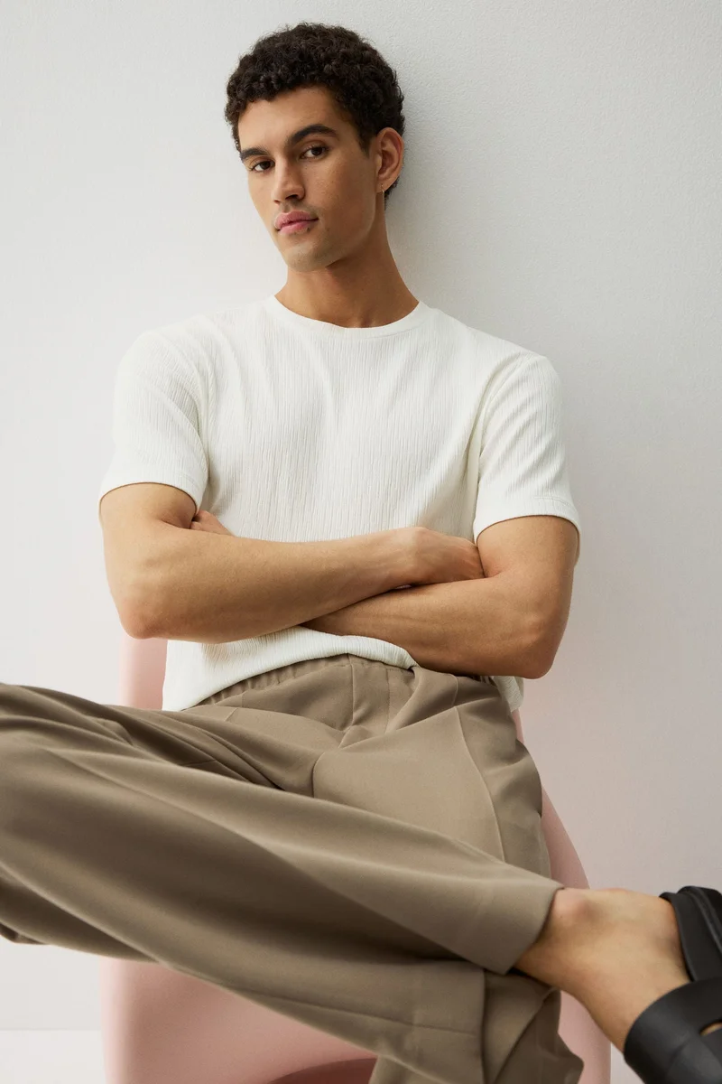 اتش اند ام تي-شيرت بقصّة عادية من خامة بارزة الملمس